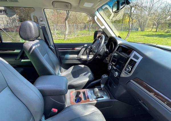 Mitsubishi Pajero cena 132000 przebieg: 107000, rok produkcji 2018 z Kraków małe 277